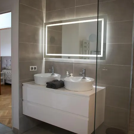 Spacious Of 90 M2 In דירה *